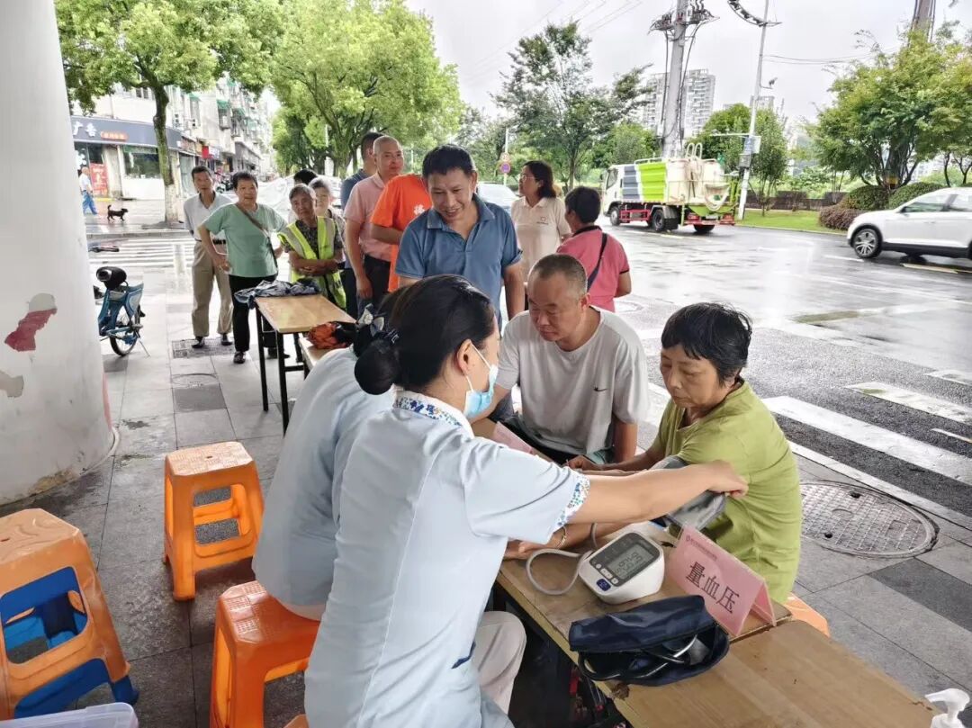 医社联动送清凉 | 健康义诊守护城市摆渡人