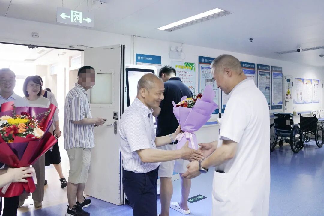 铸魂强基 德高技精︱郑州大学第五附属医院开展第九个中国医师节表彰慰问活动