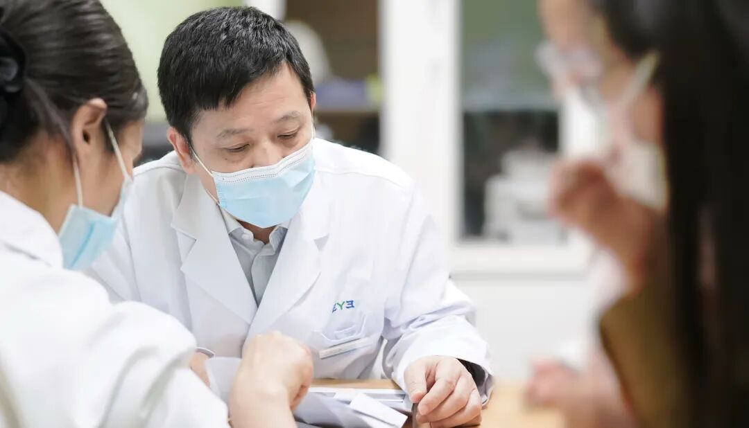 有人治愈眼睛,有人治愈医生|中国医师节特辑