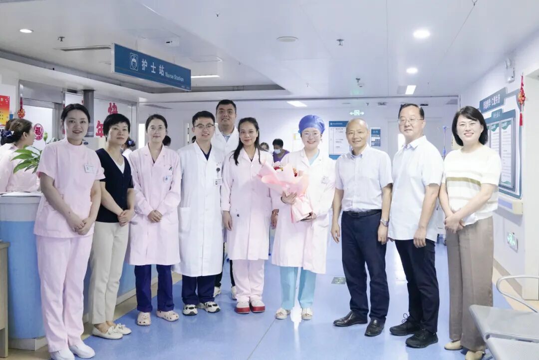 铸魂强基 德高技精︱郑州大学第五附属医院开展第九个中国医师节表彰慰问活动
