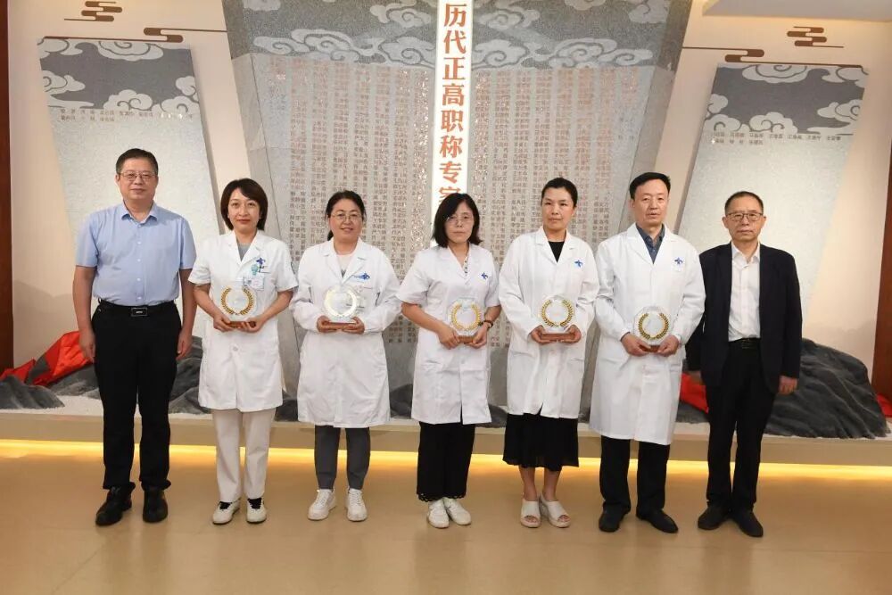 光荣！新晋正高职称专家荣进“专家榜”仪式在院史馆举行