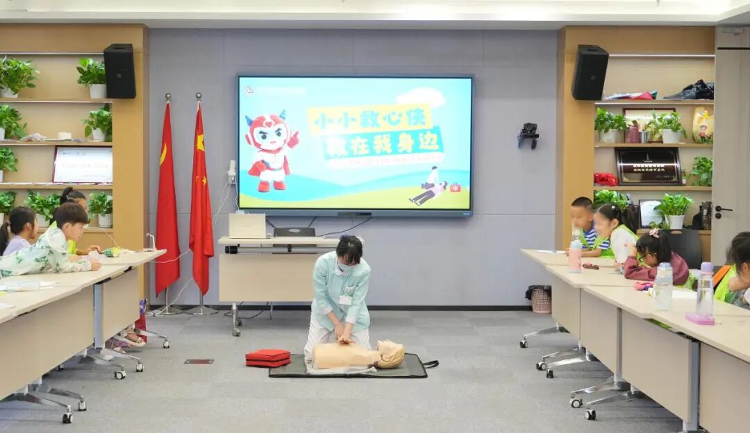 新闻丨萌娃化身“救心侠” 急救科普走进城市角落
