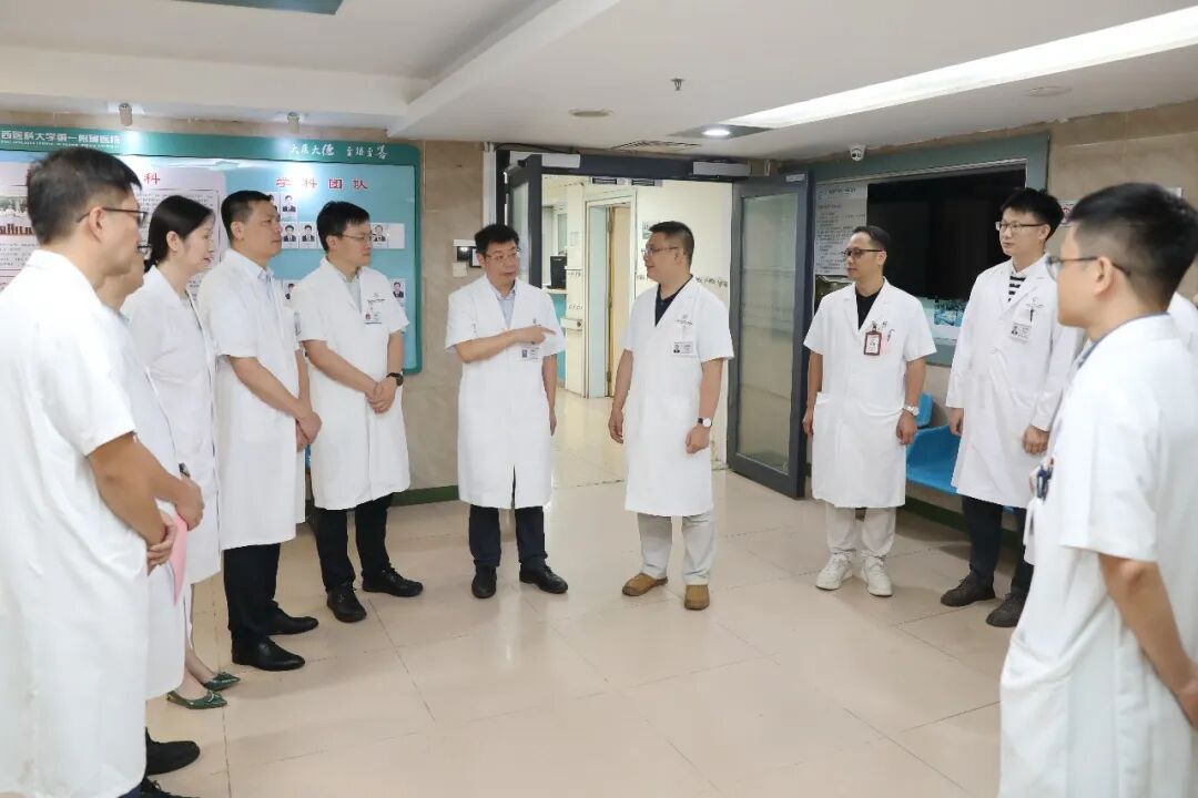 铸魂强基，德高技精丨广西医科大一附院开展2026年中国医师节走访慰问活动