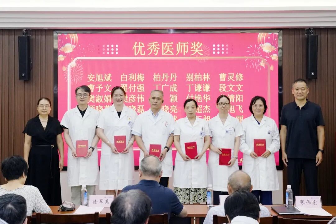 铸魂强基 德高技精︱郑州大学第五附属医院开展第九个中国医师节表彰慰问活动