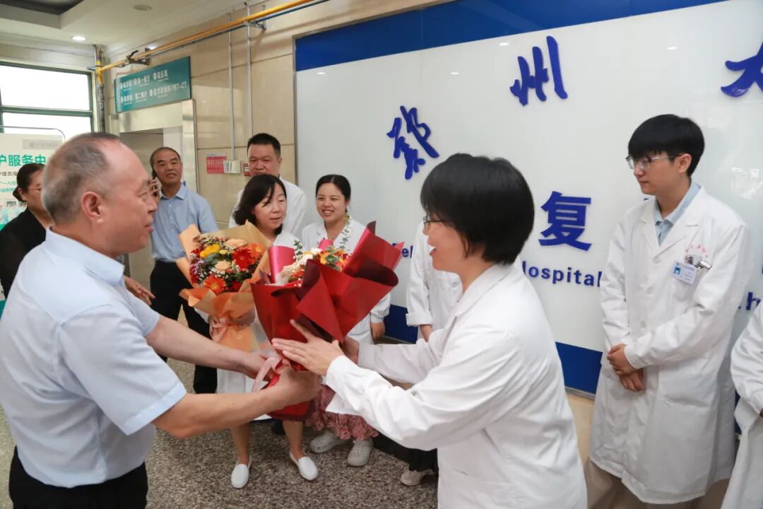 铸魂强基 德高技精︱郑州大学第五附属医院开展第九个中国医师节表彰慰问活动