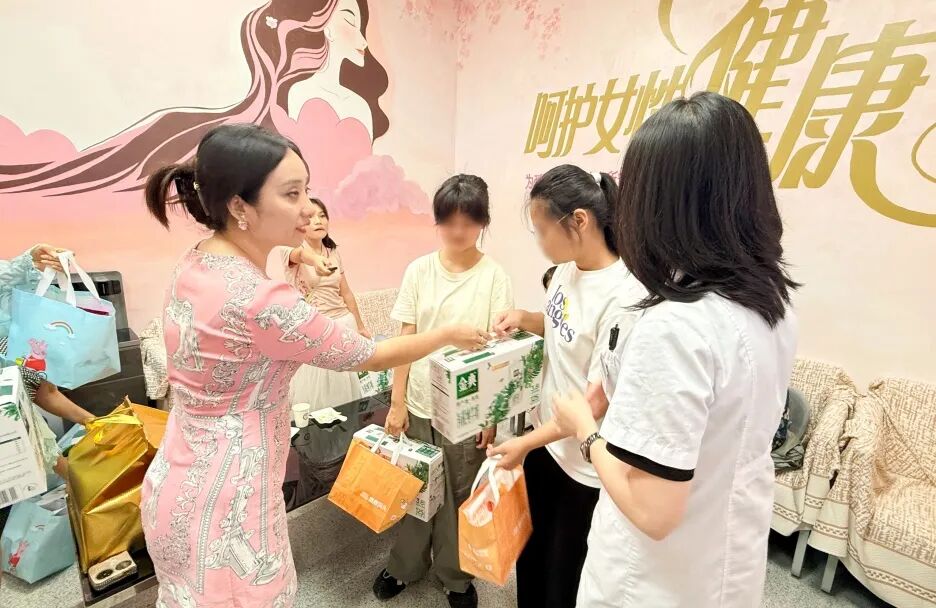 【医院动态】市妇联代表杜晓琴联动“爱心妈妈”团队,为结对儿童送上开学关怀
