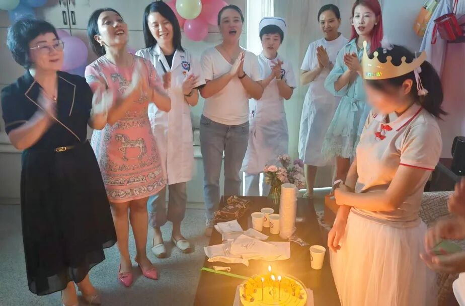 【医院动态】市妇联代表杜晓琴联动“爱心妈妈”团队,为结对儿童送上开学关怀