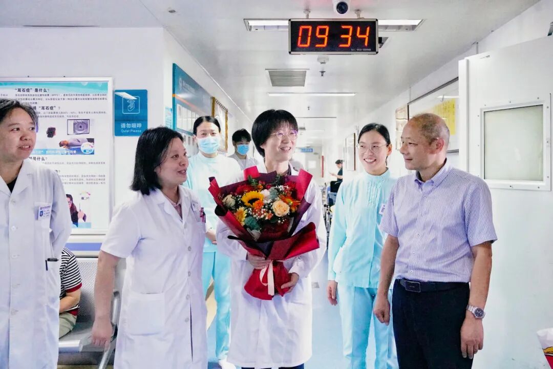 铸魂强基 德高技精︱郑州大学第五附属医院开展第九个中国医师节表彰慰问活动