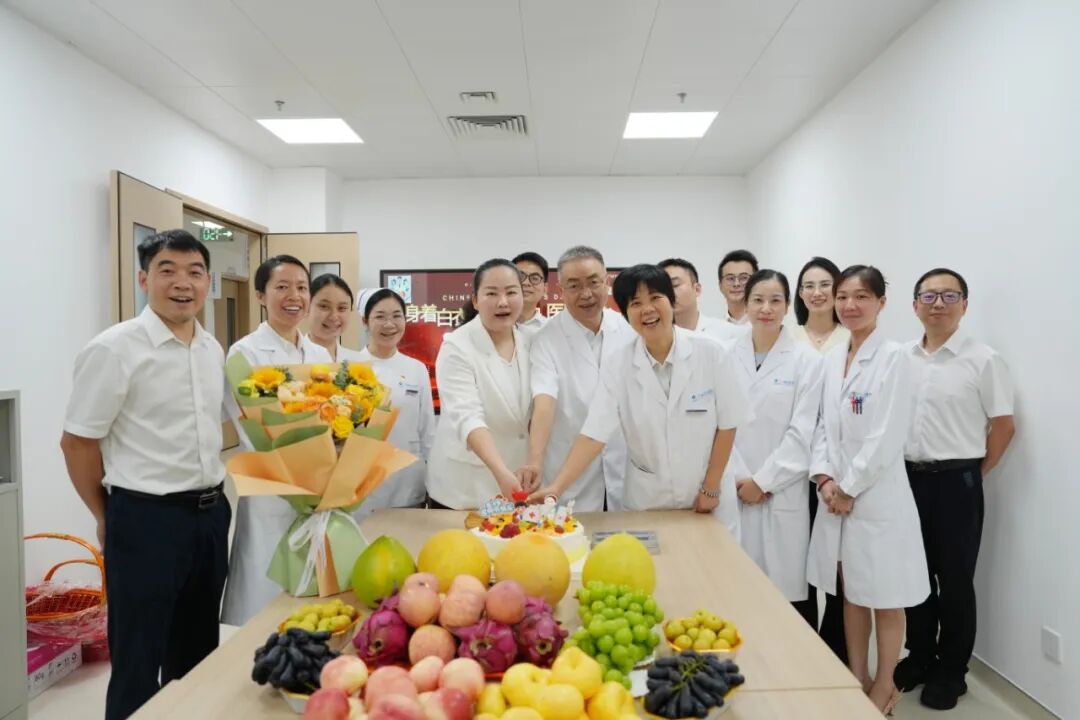 铸魂强基 德高技精｜广西自贸区医院开展医师节慰问活动