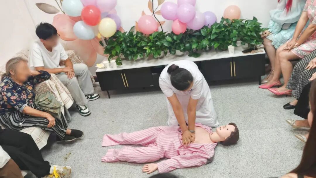 【医院动态】市妇联代表杜晓琴联动“爱心妈妈”团队,为结对儿童送上开学关怀