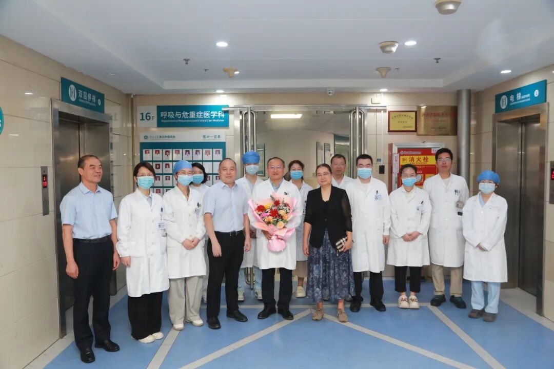 铸魂强基 德高技精︱郑州大学第五附属医院开展第九个中国医师节表彰慰问活动