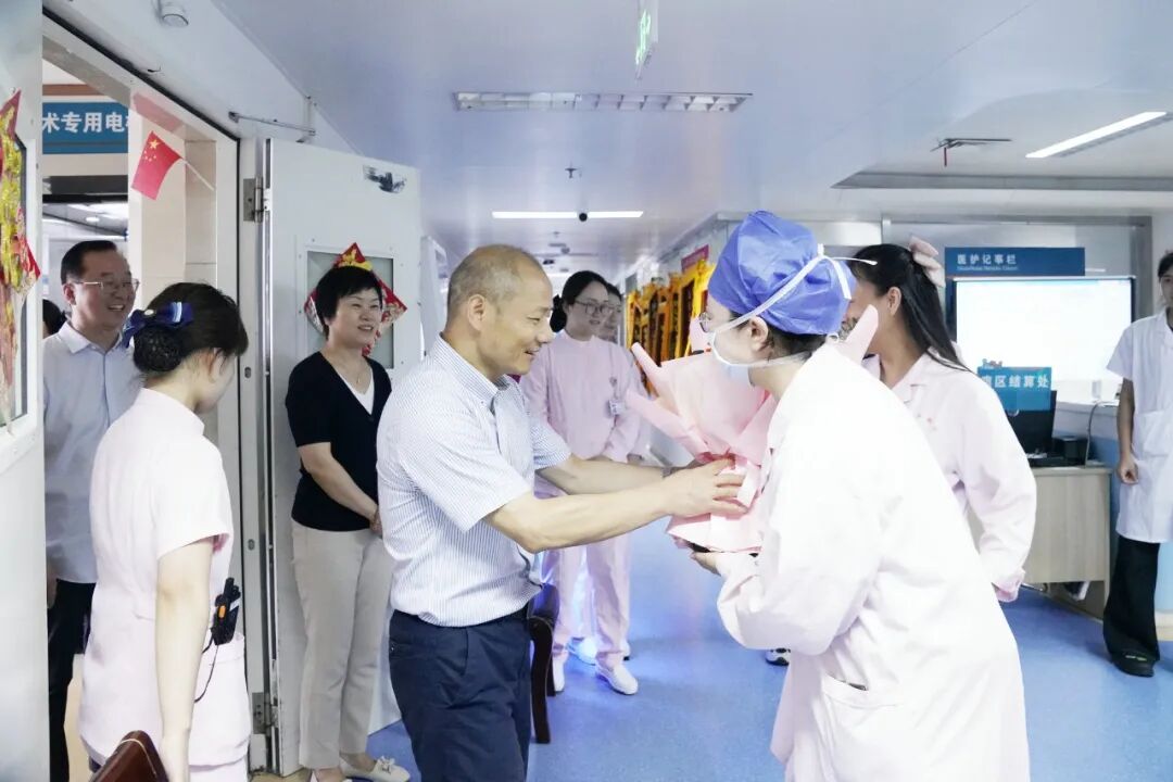 铸魂强基 德高技精︱郑州大学第五附属医院开展第九个中国医师节表彰慰问活动