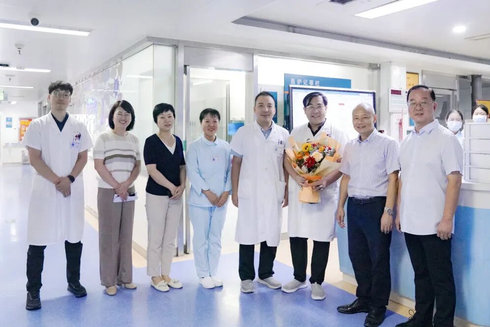 铸魂强基 德高技精︱郑州大学第五附属医院开展第九个中国医师节表彰慰问活动
