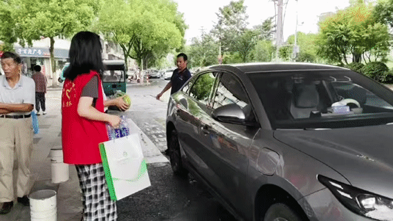 医社联动送清凉 | 健康义诊守护城市摆渡人