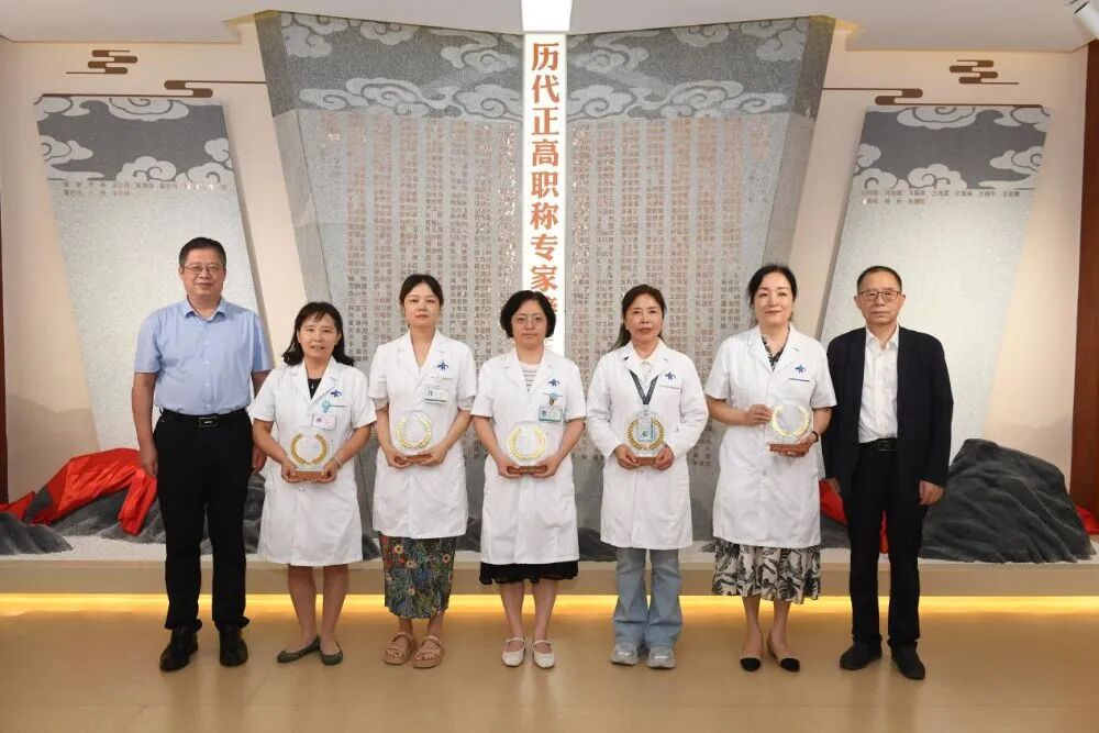 光荣！新晋正高职称专家荣进“专家榜”仪式在院史馆举行