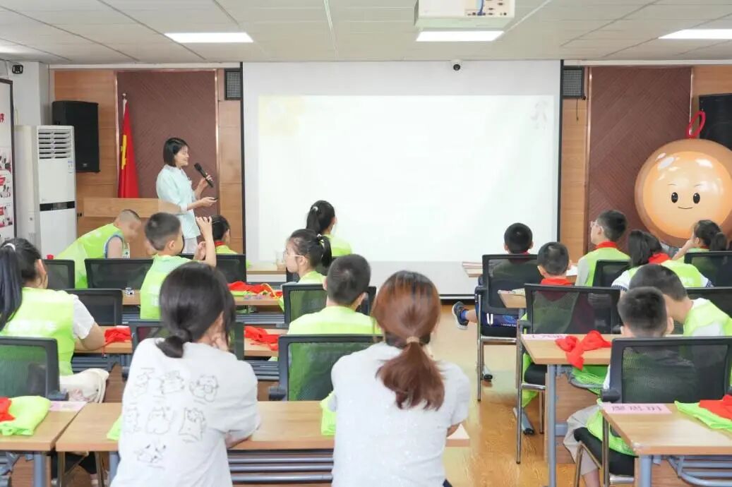新闻丨萌娃化身“救心侠” 急救科普走进城市角落