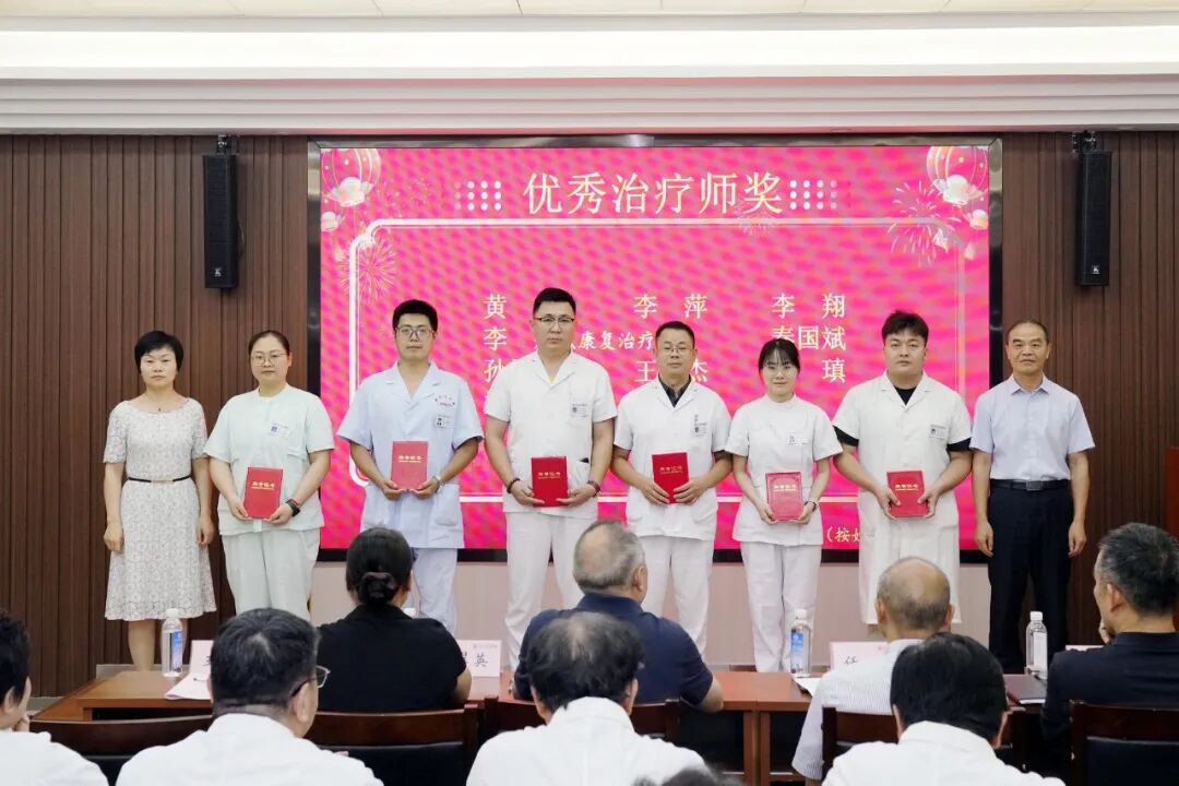 铸魂强基 德高技精︱郑州大学第五附属医院开展第九个中国医师节表彰慰问活动