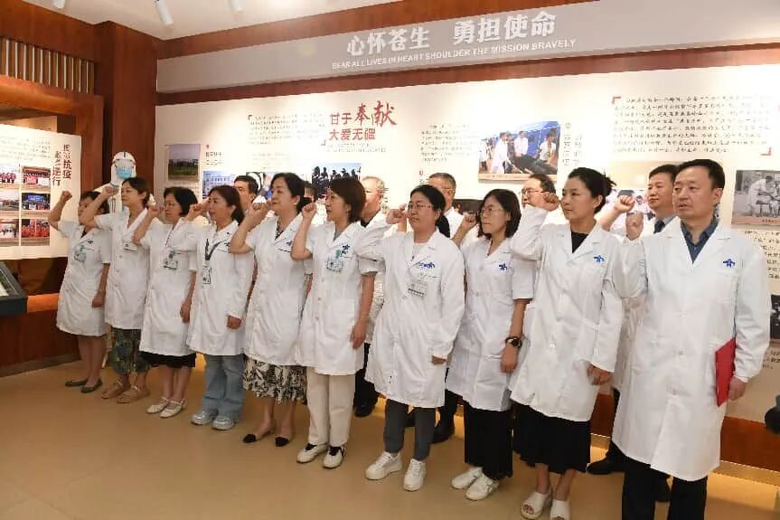 光荣！新晋正高职称专家荣进“专家榜”仪式在院史馆举行