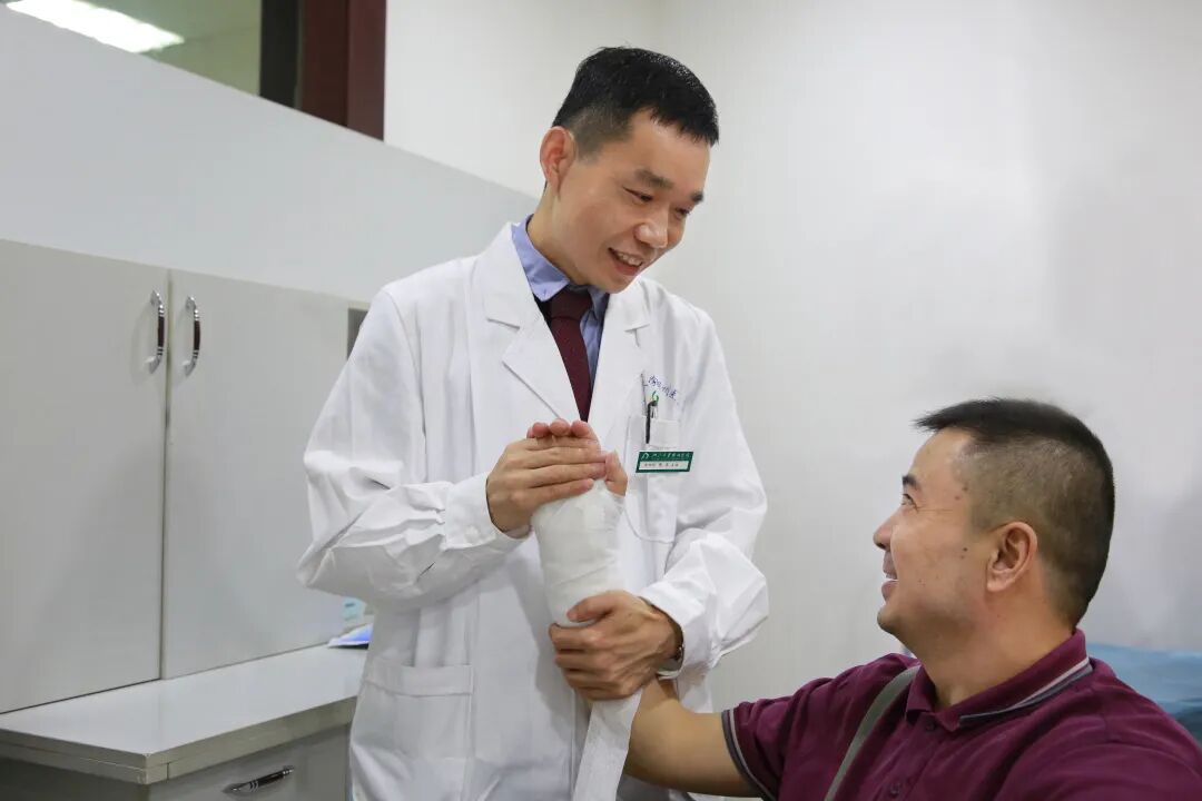 铸魂强基 德高技精 | 致敬每一位生命守护者,祝全体医师节日快乐!