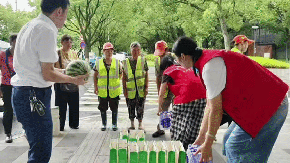 医社联动送清凉 | 健康义诊守护城市摆渡人