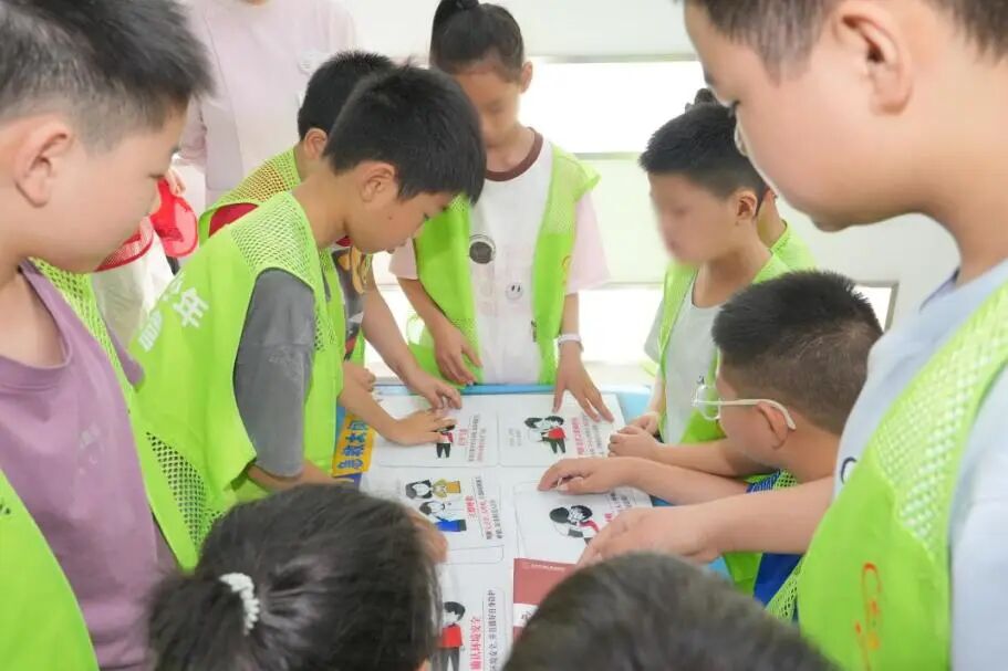 新闻丨萌娃化身“救心侠” 急救科普走进城市角落