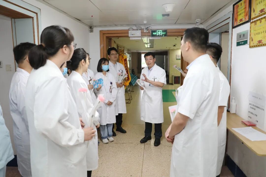 铸魂强基，德高技精丨广西医科大一附院开展2026年中国医师节走访慰问活动