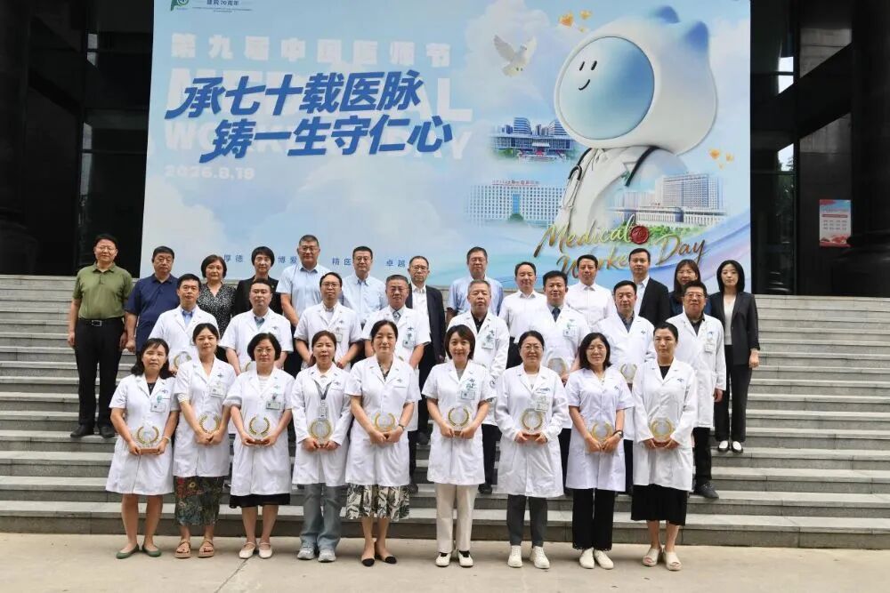 光荣！新晋正高职称专家荣进“专家榜”仪式在院史馆举行