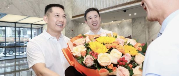 致敬白衣守护者！金华市委副书记、义乌市委书记叶帮锐带队亲切慰问浙大四院医务工作者