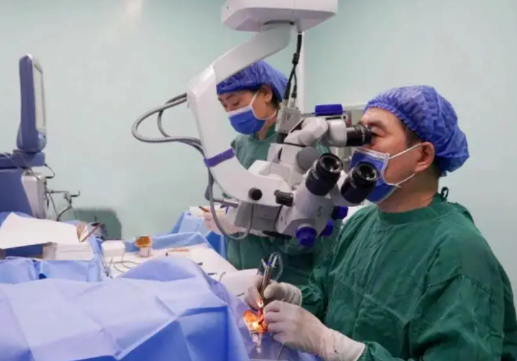 8・19 中国医师节|廿五载追光守眸,以仁心赴光明之约——致敬辽宁爱尔眼科医院全体医师