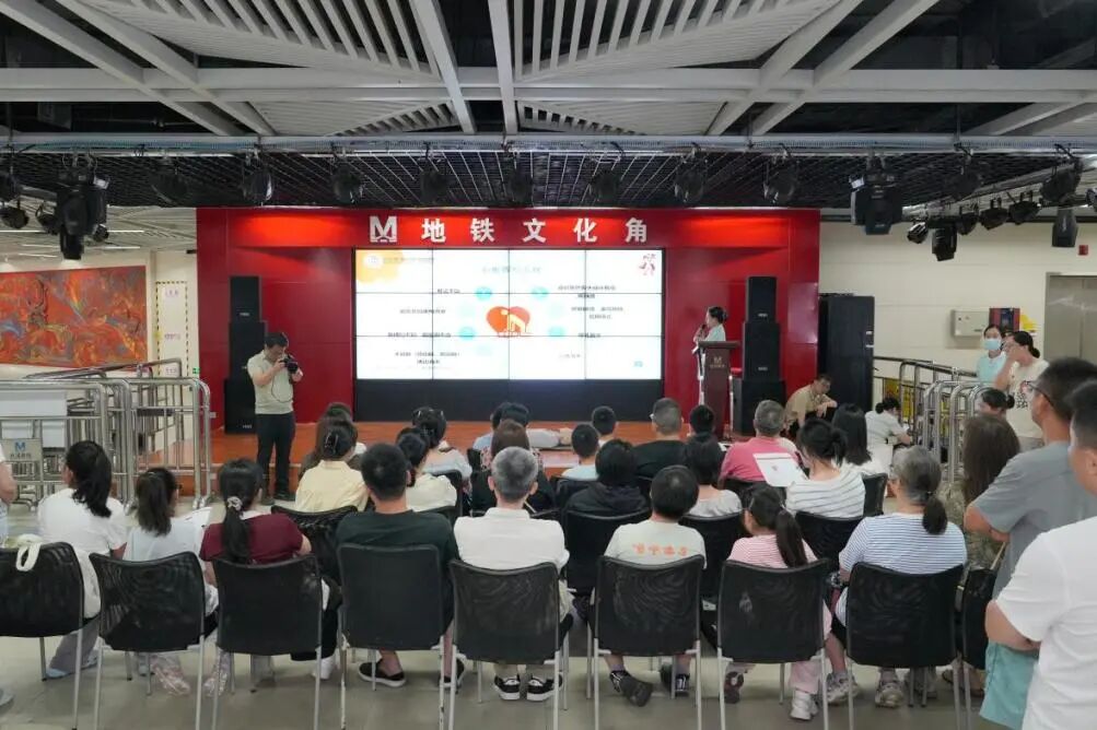 新闻丨萌娃化身“救心侠” 急救科普走进城市角落