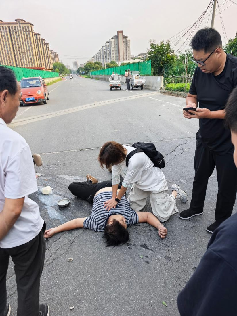 事发荥阳!心脏骤停,跪地施救二十余分钟!我院职工教科书式现场救援