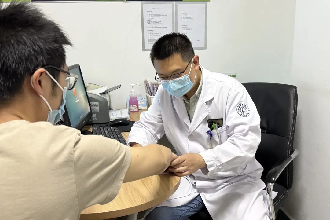 铸魂强基 德高技精 | 致敬每一位生命守护者,祝全体医师节日快乐!