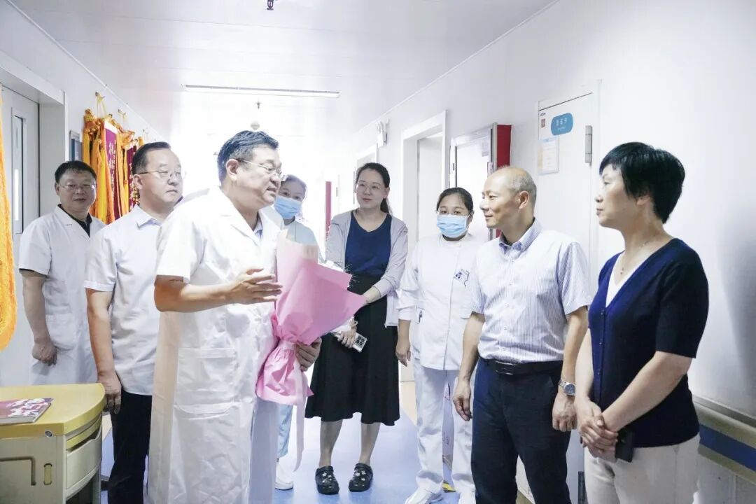 铸魂强基 德高技精︱郑州大学第五附属医院开展第九个中国医师节表彰慰问活动
