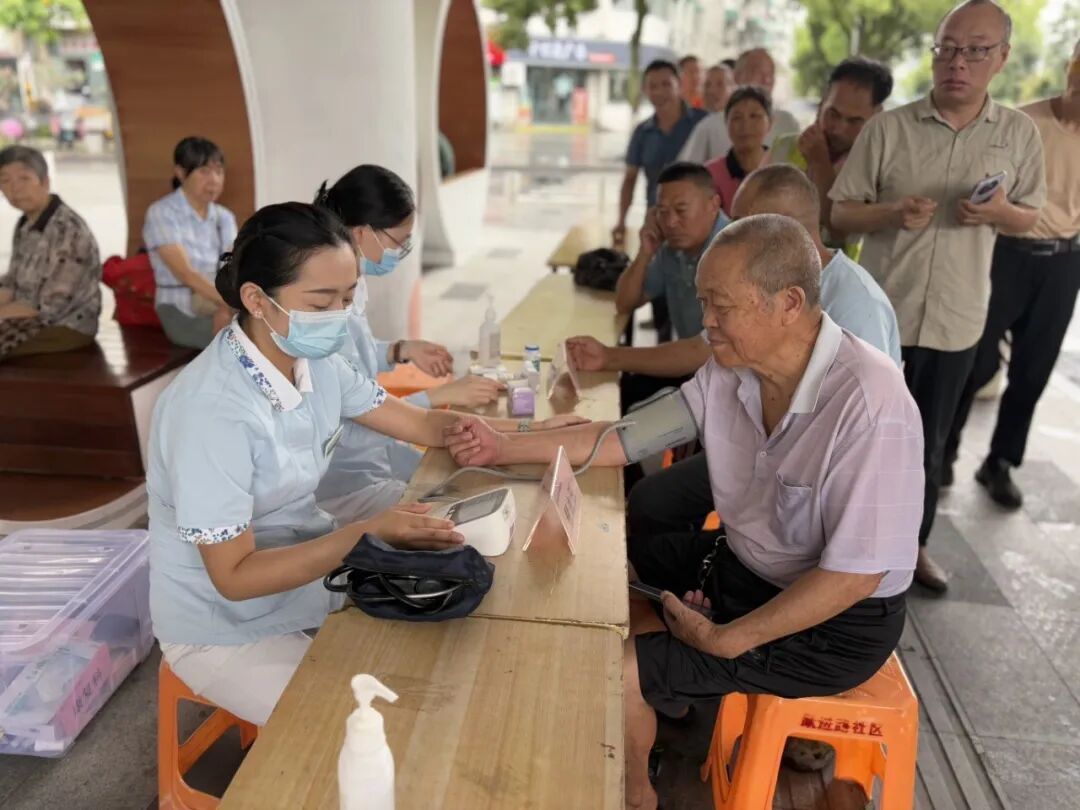 医社联动送清凉 | 健康义诊守护城市摆渡人