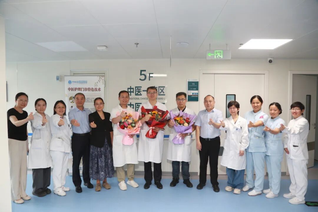 铸魂强基 德高技精︱郑州大学第五附属医院开展第九个中国医师节表彰慰问活动