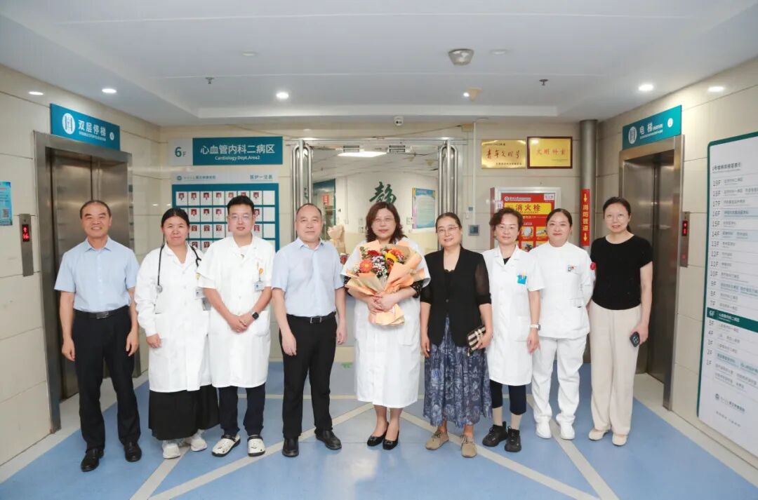 铸魂强基 德高技精︱郑州大学第五附属医院开展第九个中国医师节表彰慰问活动