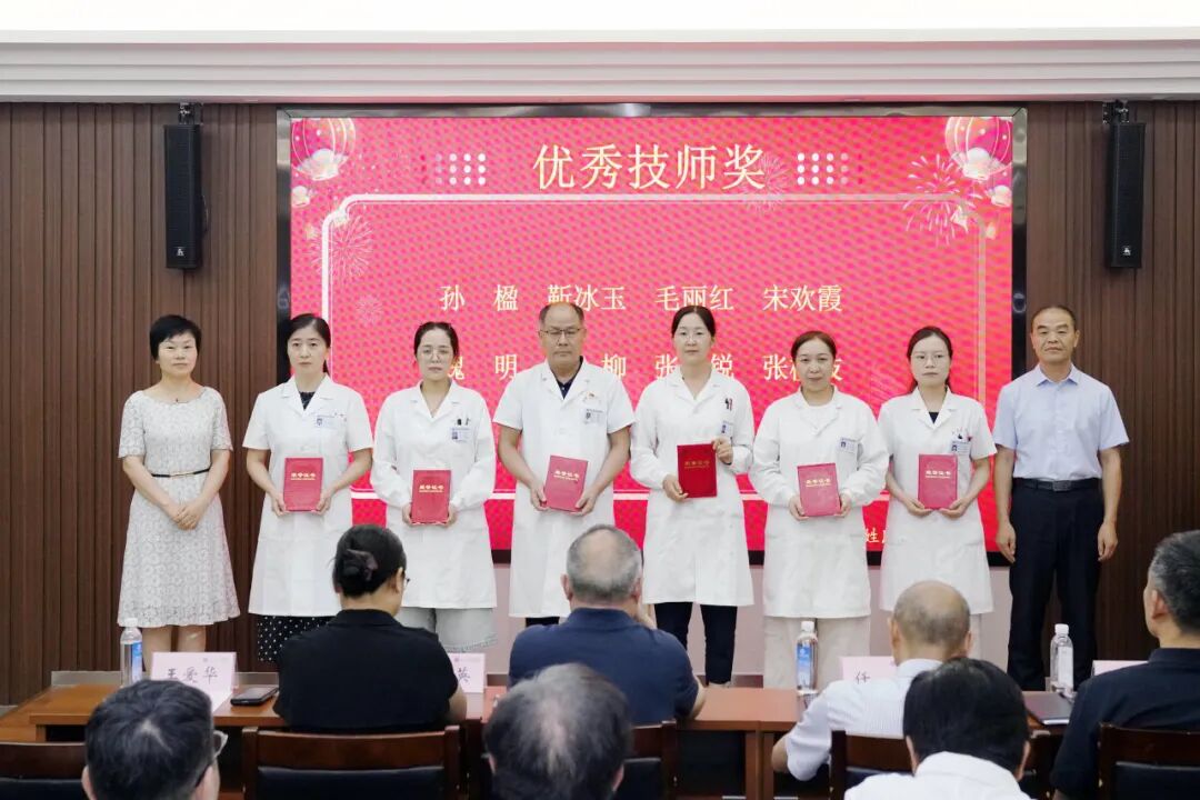 铸魂强基 德高技精︱郑州大学第五附属医院开展第九个中国医师节表彰慰问活动