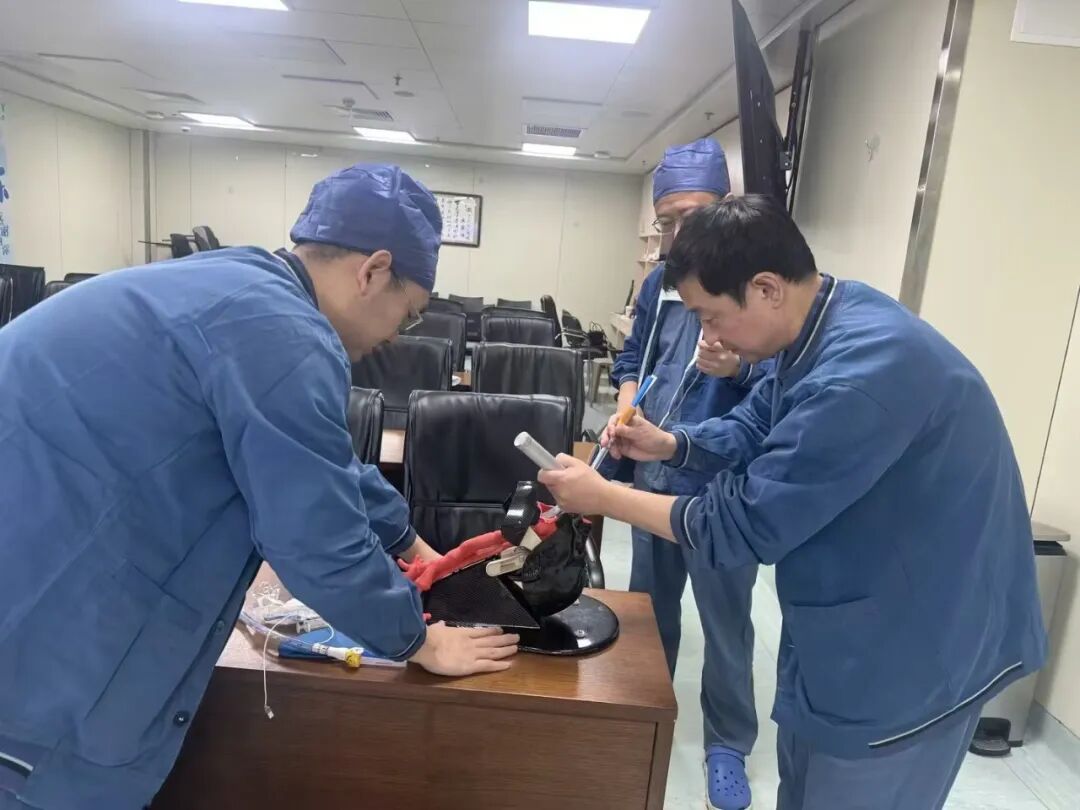 媒体聚焦 | 《华商报》：一根导管的创新突围 以医工融合守护生命气道——专访西安交通大学第一附属医院朱耀民教授团队