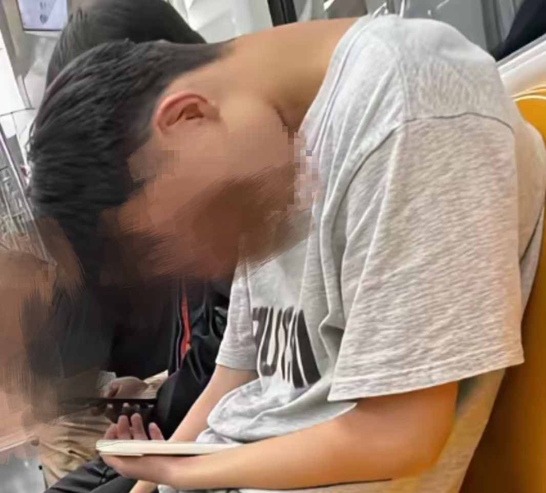 这个姿势玩手机，正在损伤颈椎、血管和神经
