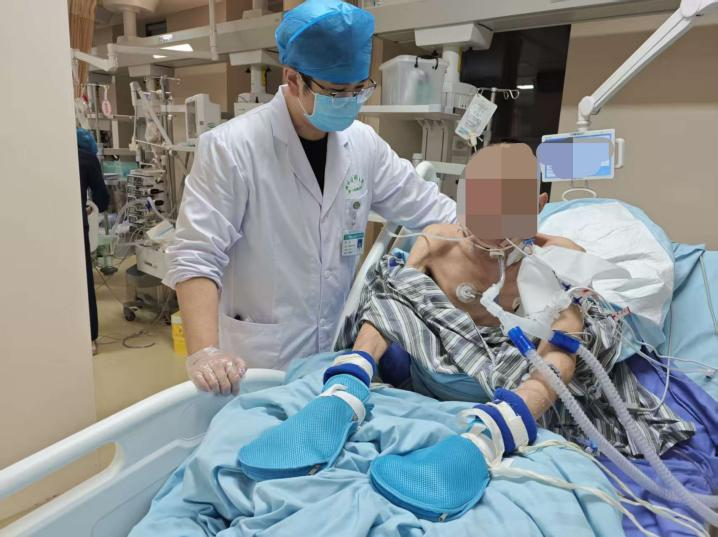 VA‑ECMO抢回生命，却陷入脱机困境！暴发性心肌炎患者在ICU重症康复下重获自由