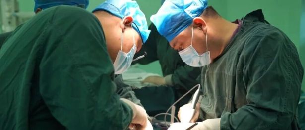 国文医院高难度全盆腔脏器切除术，为晚期直肠癌复杂瘘口患者重塑生机