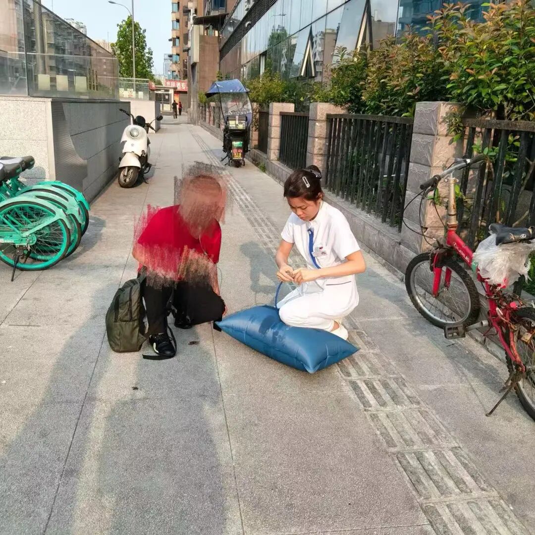 成都晚高峰街头动人一幕：下班路上，医护接力守护这位陌生人！