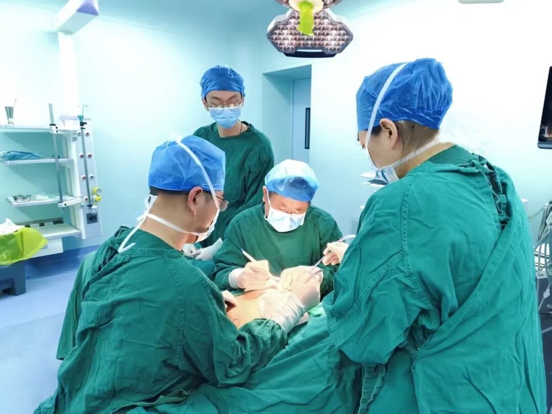 石河子市人民医院普外二科成功开展乳腺癌 I 期假体植入术