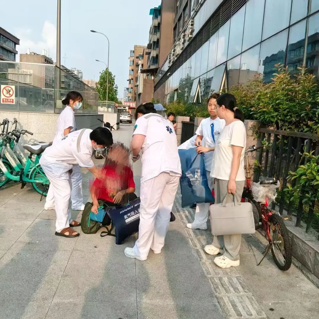 成都晚高峰街头动人一幕：下班路上，医护接力守护这位陌生人！