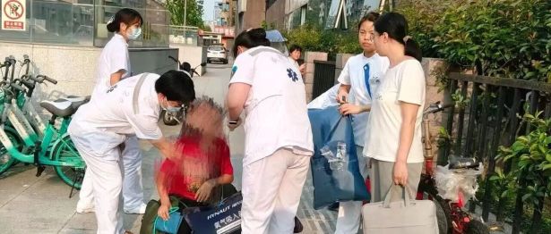 成都晚高峰街头动人一幕：下班路上，医护接力守护这位陌生人！