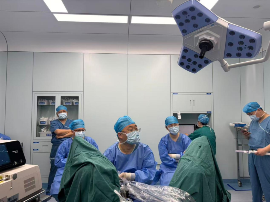 86 岁老人被 260 克「巨腺」折磨十余年，一朝微创「KO」！