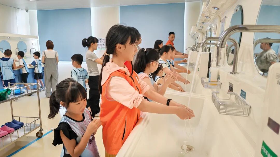 杏林夏韵润童心，医脉相承启新程