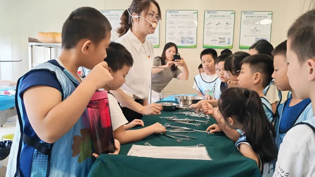 杏林夏韵润童心，医脉相承启新程