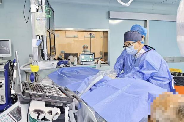 大咯血死亡率高达 50%,一根微导管成功「堵」住生死门