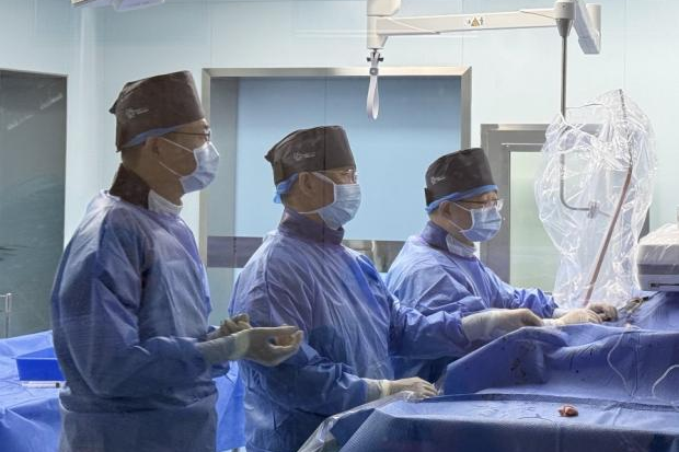 大咯血死亡率高达 50%,一根微导管成功「堵」住生死门